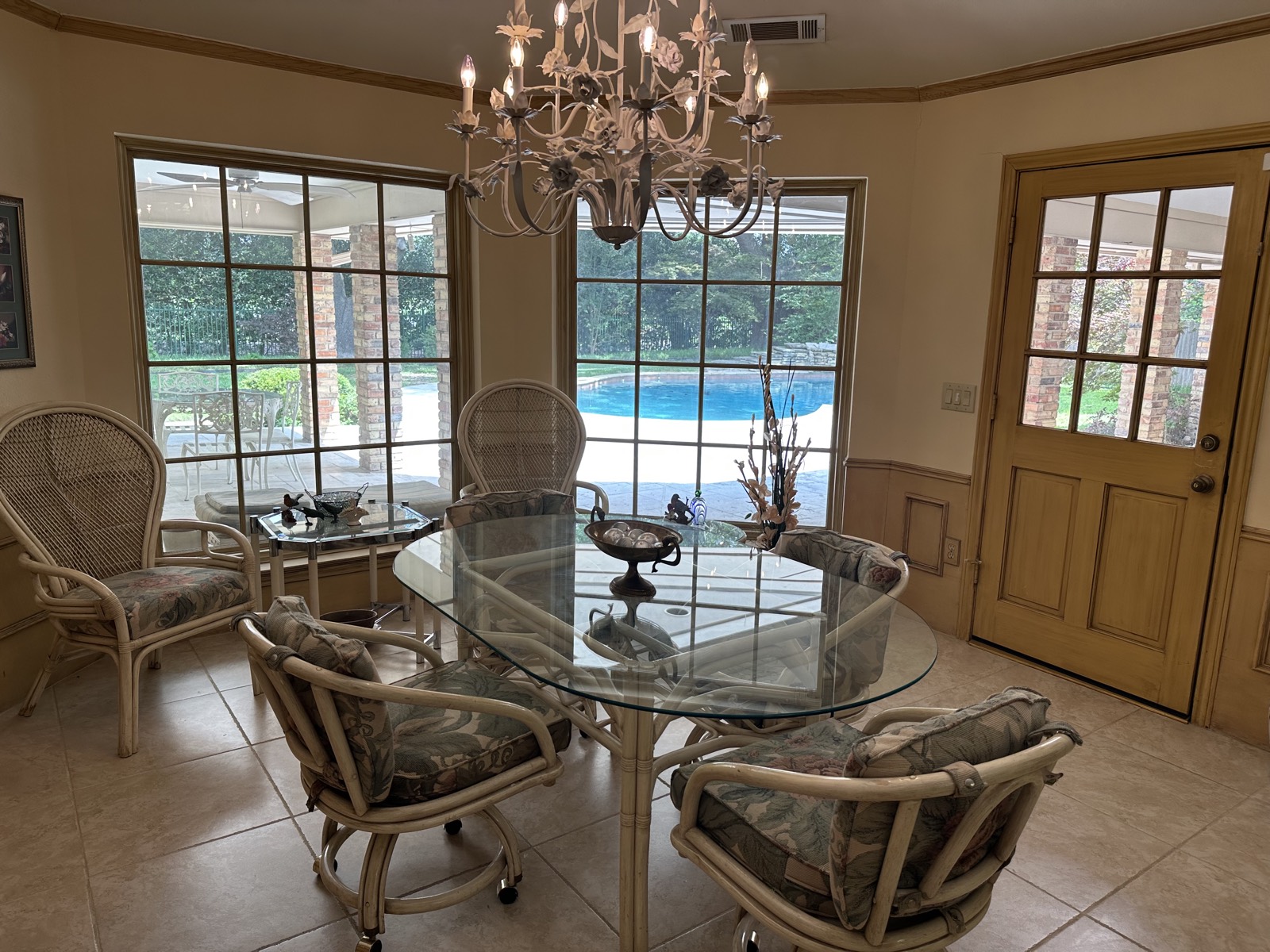 Breakfast nook table overlooking the pool